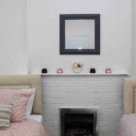 Villa Newly Refurbished 3 Bed 2.5 Bath House In Staines Esterno foto