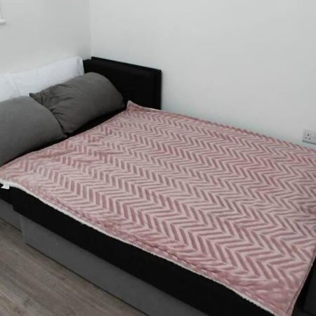 Villa Newly Refurbished 3 Bed 2.5 Bath House In Staines Esterno foto