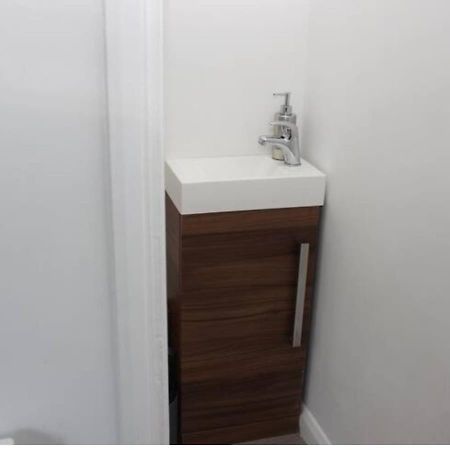 Villa Newly Refurbished 3 Bed 2.5 Bath House In Staines Esterno foto