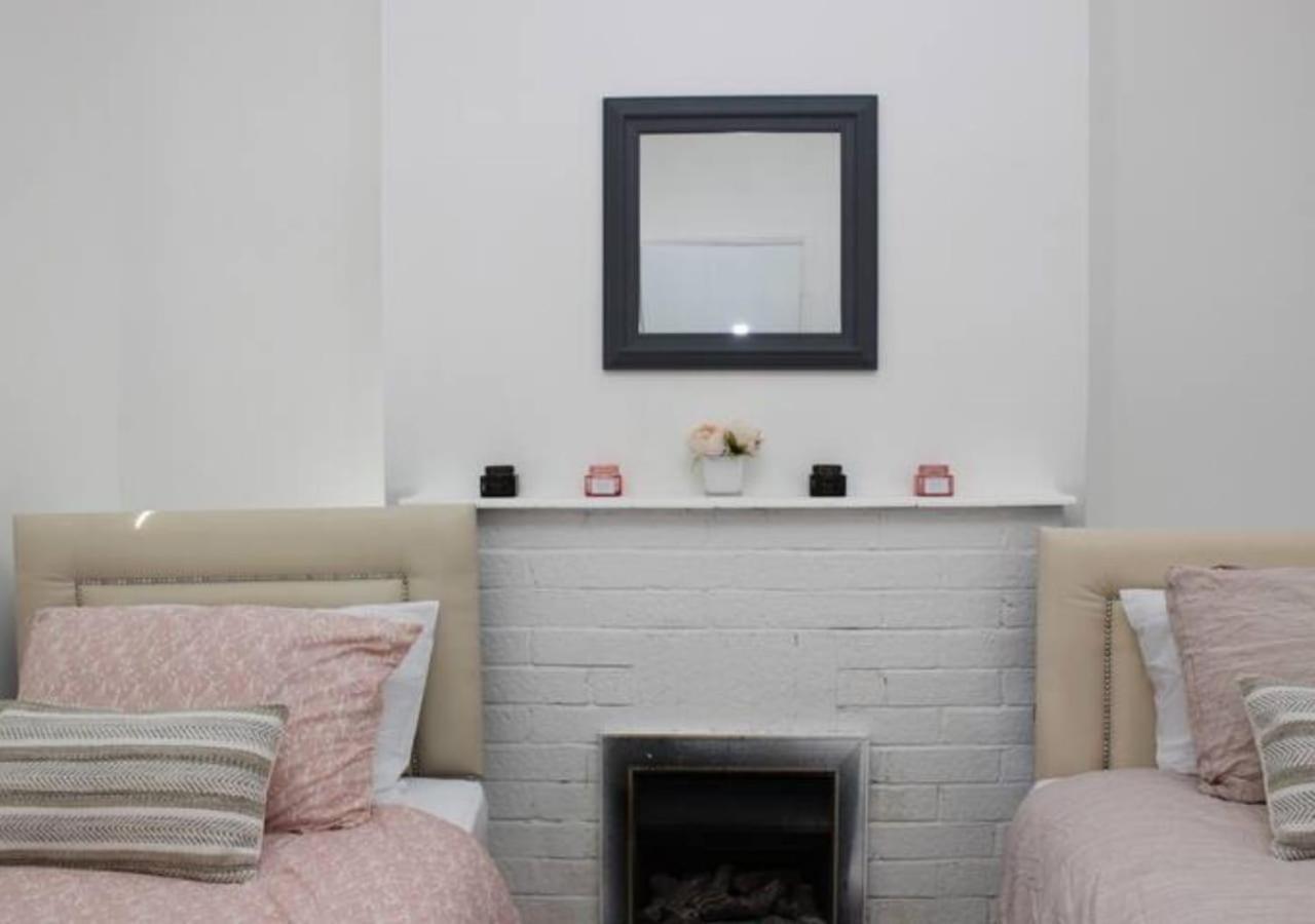 Villa Newly Refurbished 3 Bed 2.5 Bath House In Staines Esterno foto