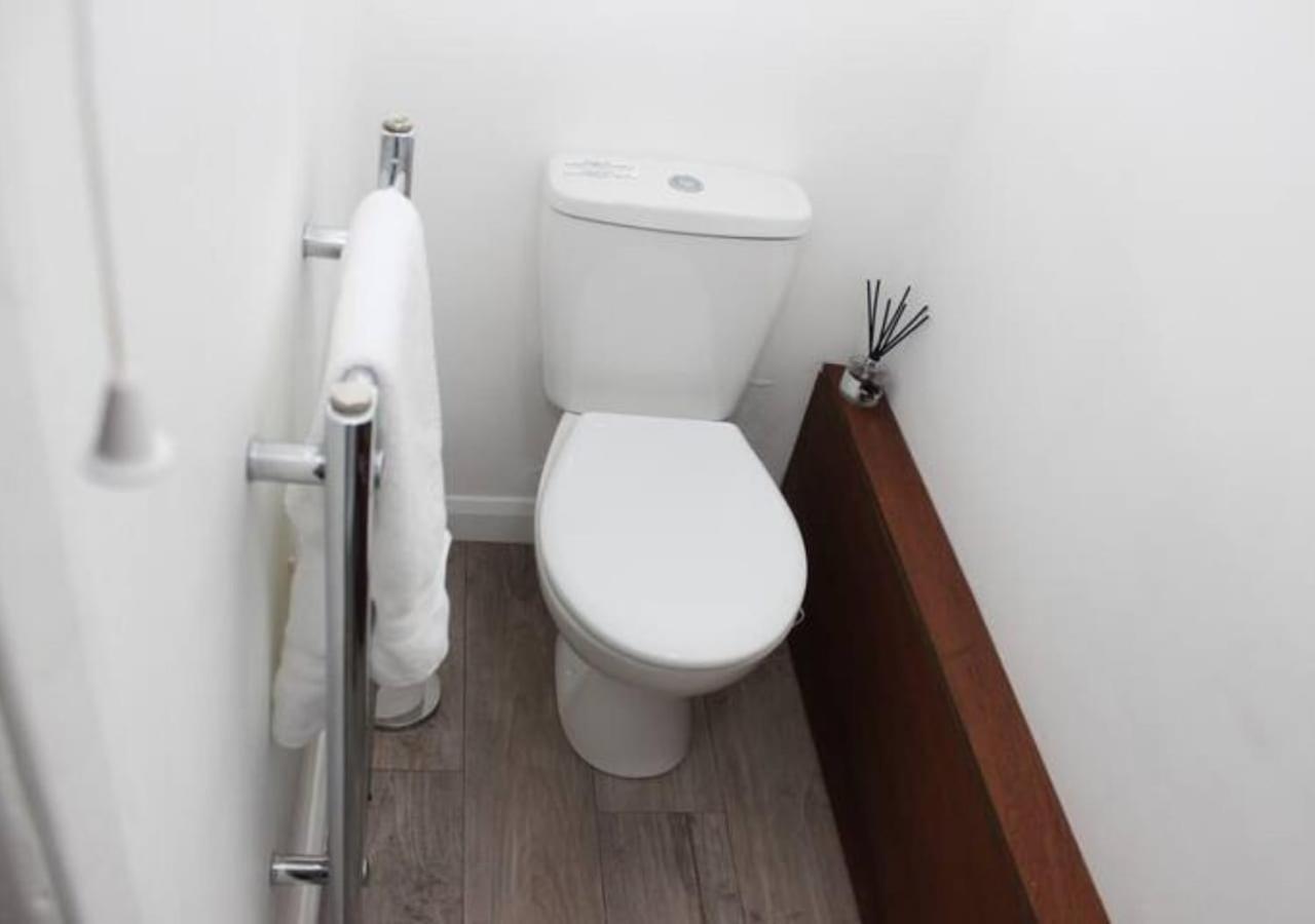 Villa Newly Refurbished 3 Bed 2.5 Bath House In Staines Esterno foto