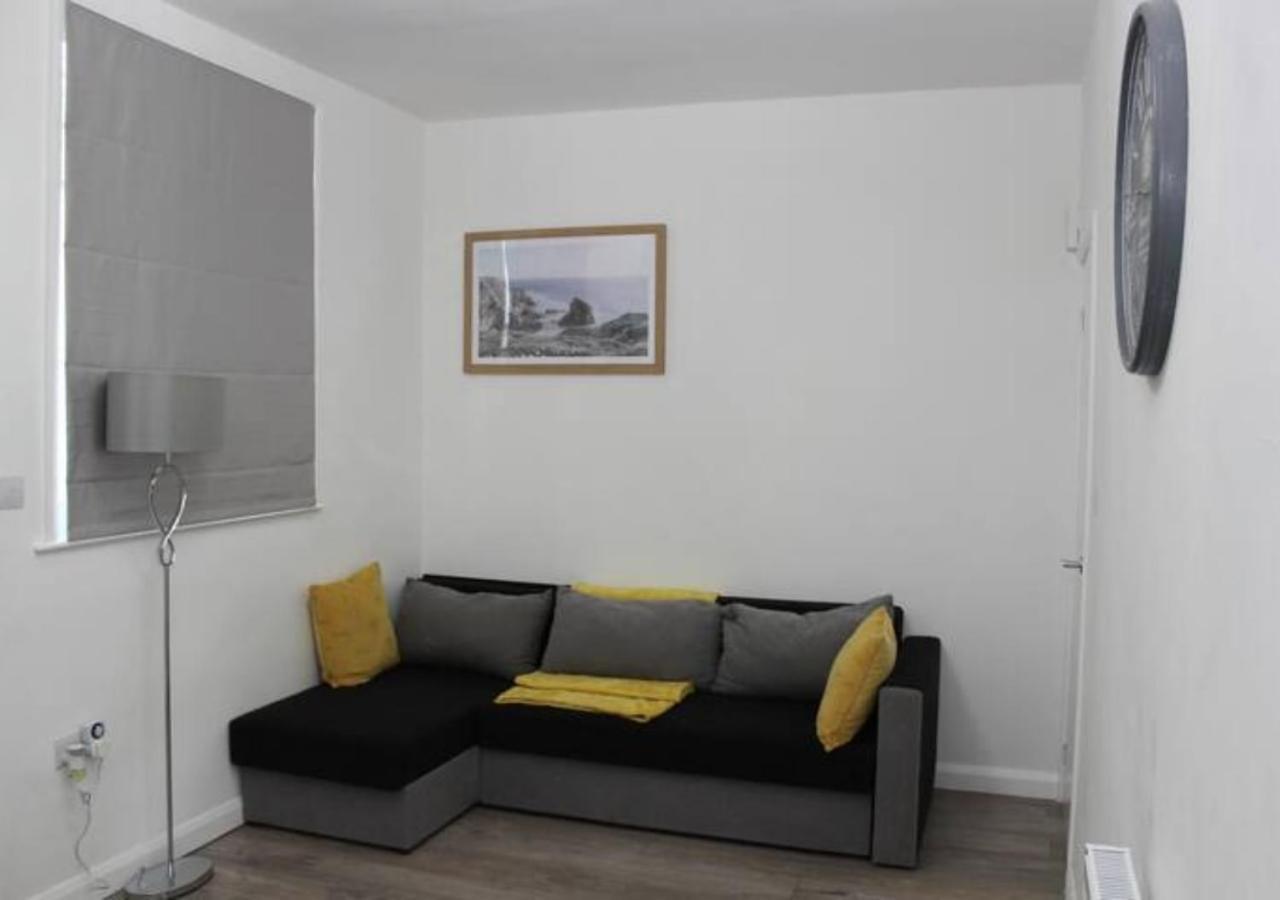Villa Newly Refurbished 3 Bed 2.5 Bath House In Staines Esterno foto