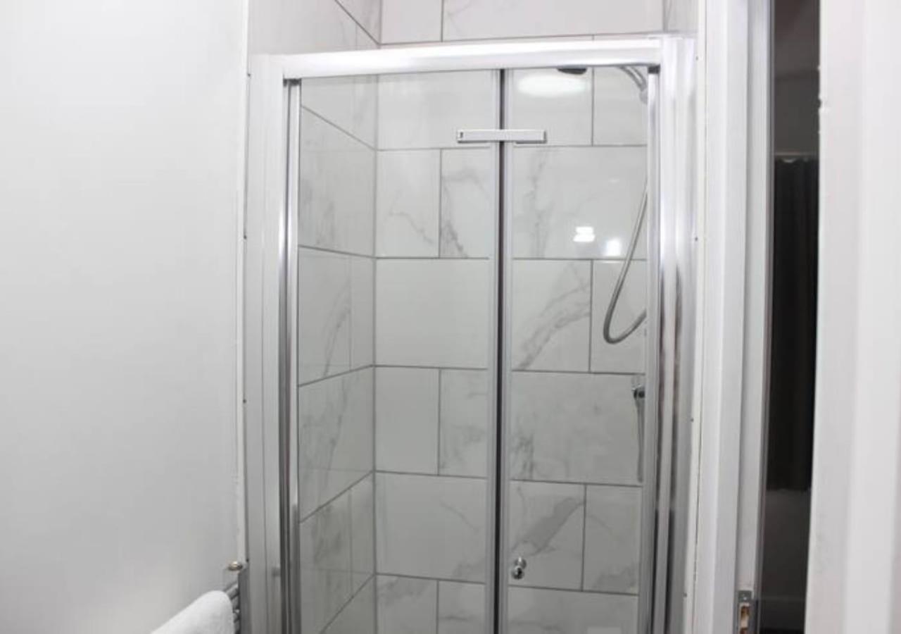 Villa Newly Refurbished 3 Bed 2.5 Bath House In Staines Esterno foto