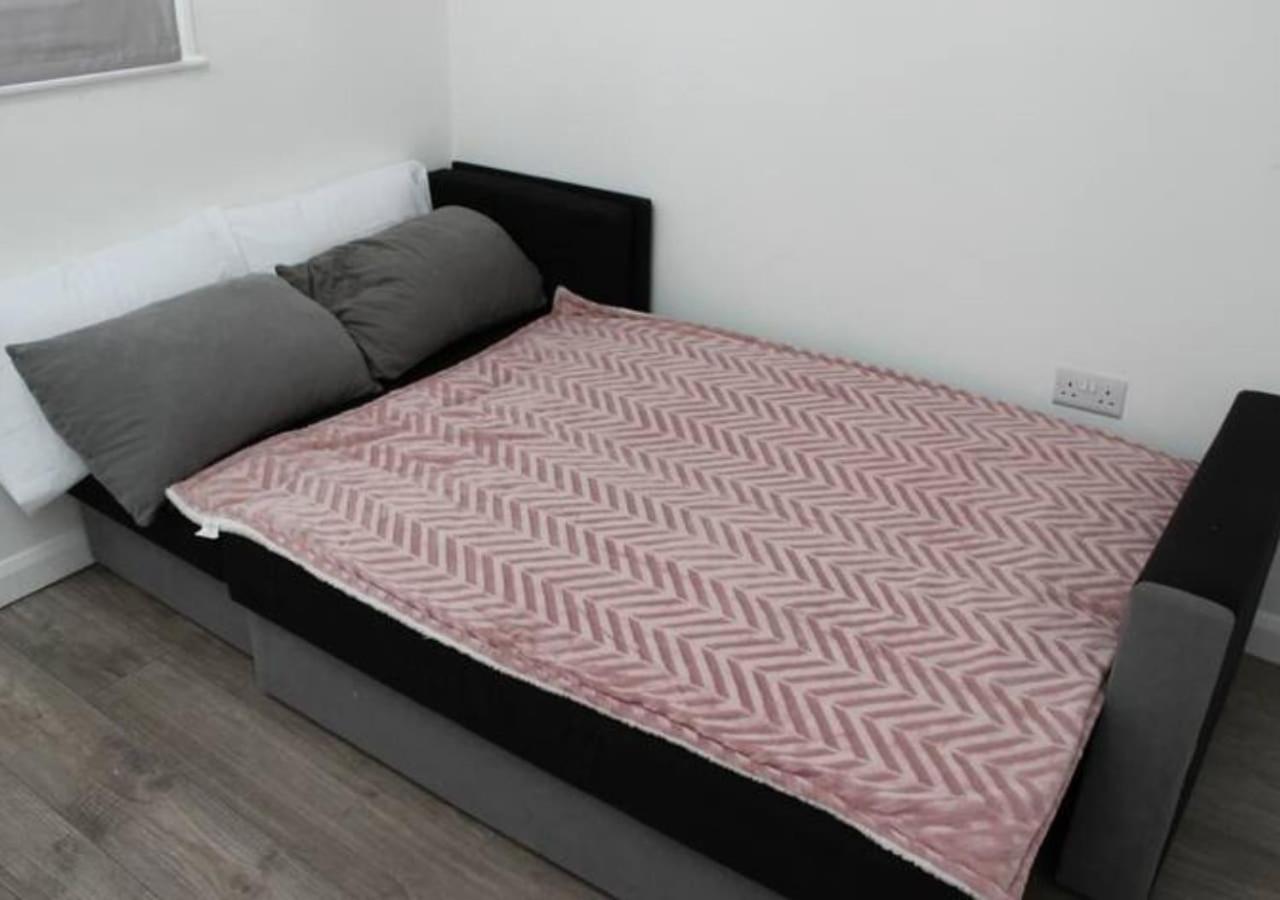 Villa Newly Refurbished 3 Bed 2.5 Bath House In Staines Esterno foto