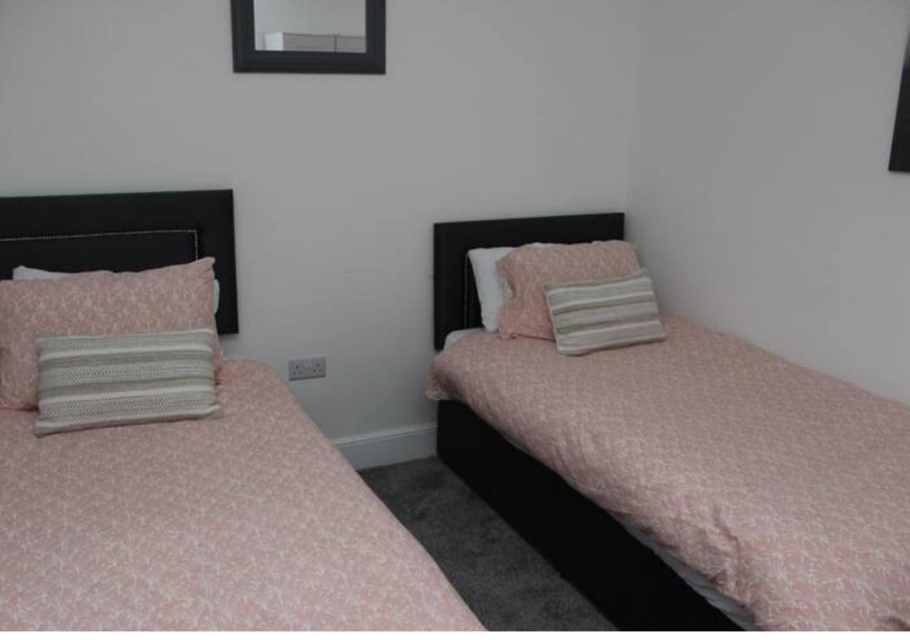 Villa Newly Refurbished 3 Bed 2.5 Bath House In Staines Esterno foto