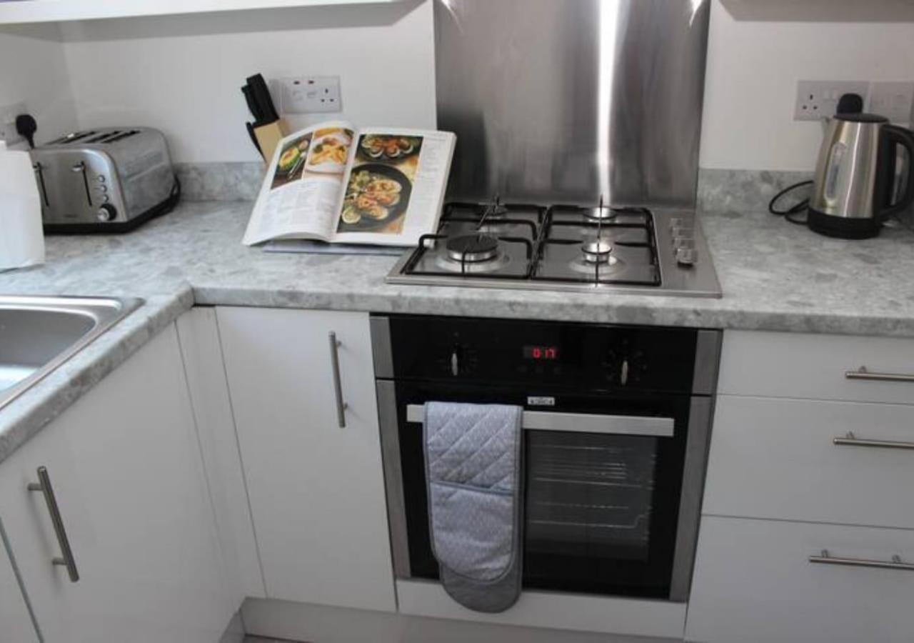 Villa Newly Refurbished 3 Bed 2.5 Bath House In Staines Esterno foto