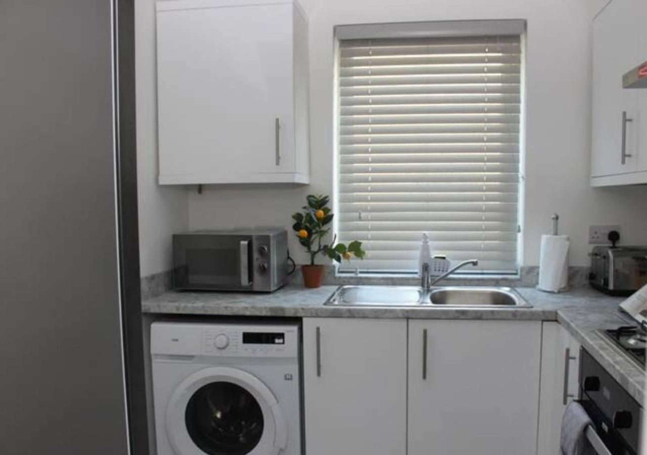 Villa Newly Refurbished 3 Bed 2.5 Bath House In Staines Esterno foto