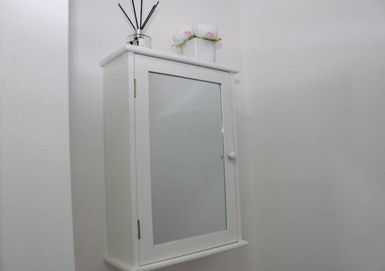 Villa Newly Refurbished 3 Bed 2.5 Bath House In Staines Esterno foto