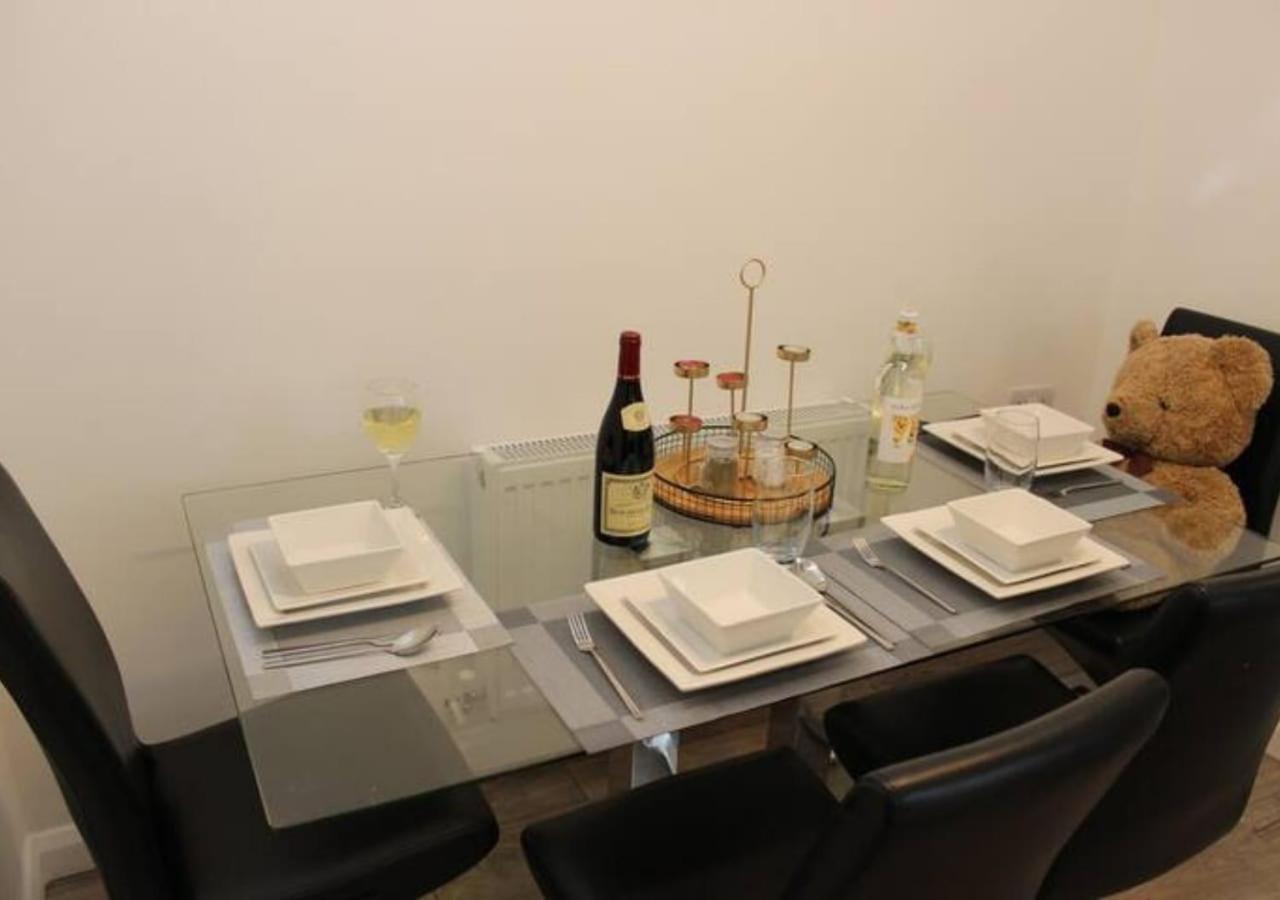 Villa Newly Refurbished 3 Bed 2.5 Bath House In Staines Esterno foto