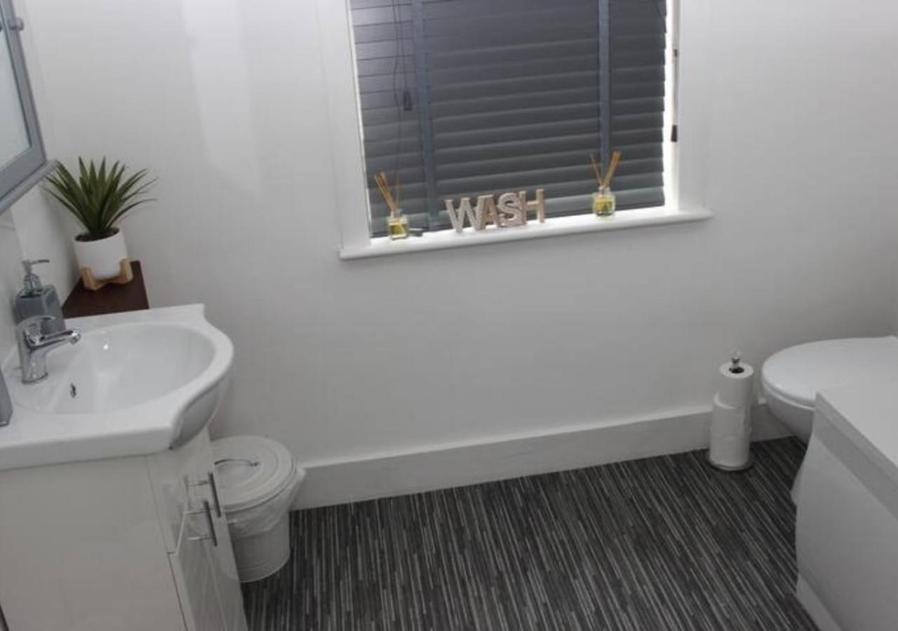 Villa Newly Refurbished 3 Bed 2.5 Bath House In Staines Esterno foto