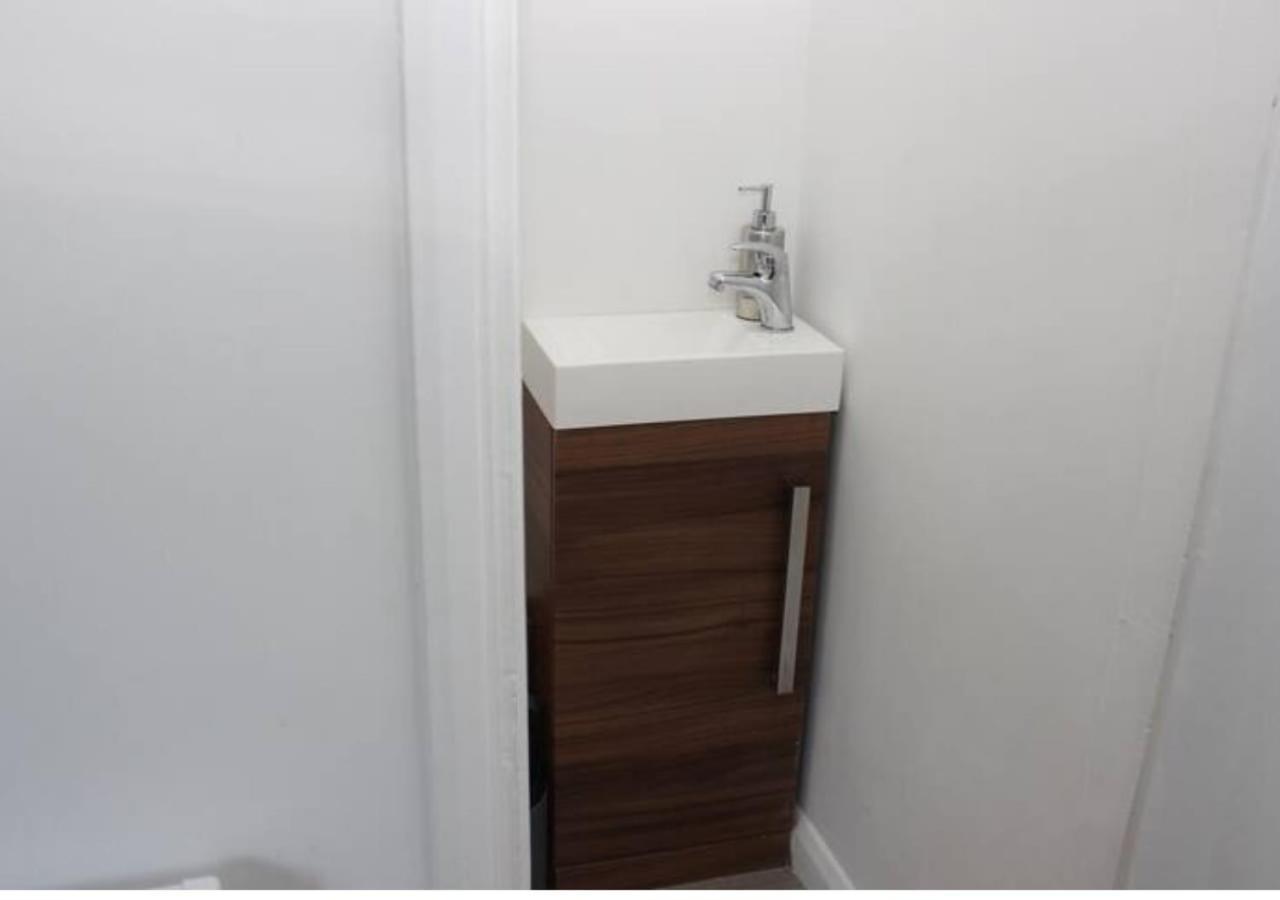 Villa Newly Refurbished 3 Bed 2.5 Bath House In Staines Esterno foto